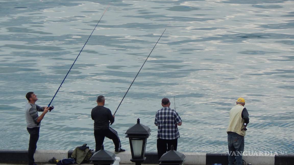 $!Unos pescadores cerca del puerto de Batumi. EFE/Misha Vignanski