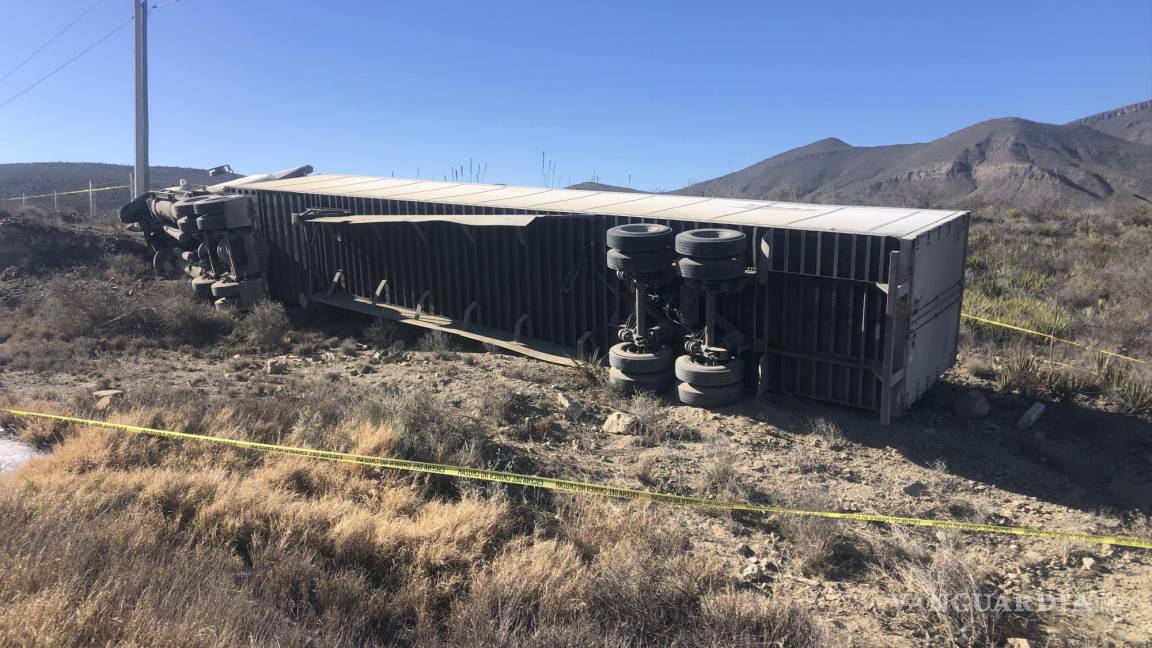 Trailero dormita y vuelca en la carretera Saltillo-Monclova