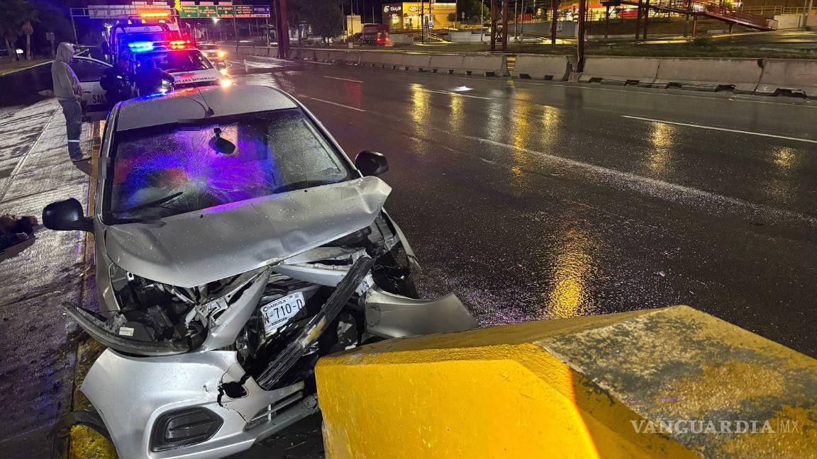 $!Elementos de Tránsito Municipal abanderaron la zona del accidente en Fundadores.