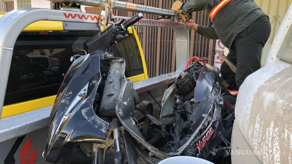 Pareja es embestida por camioneta mientras circulaban en su motocicleta en calle de Saltillo