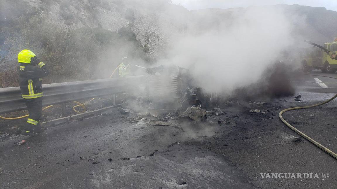 Incendio de tráiler afecta circulación en tramo Saltillo-Los Chorros