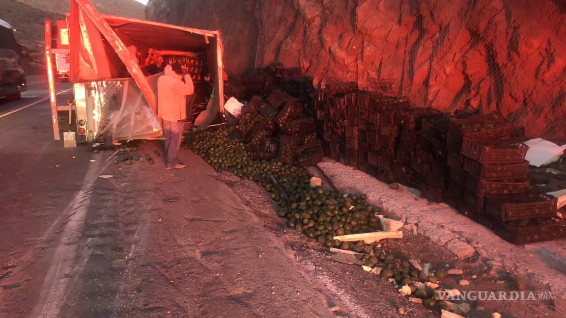 Vuelca tráiler con aguacates en Arteaga, Coahuila
