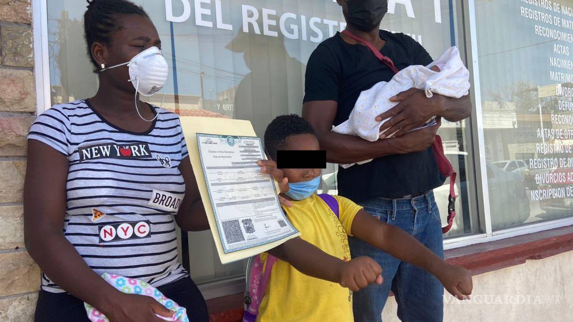 Registran en Monclova a bebé de haitianos que nació en un autobús