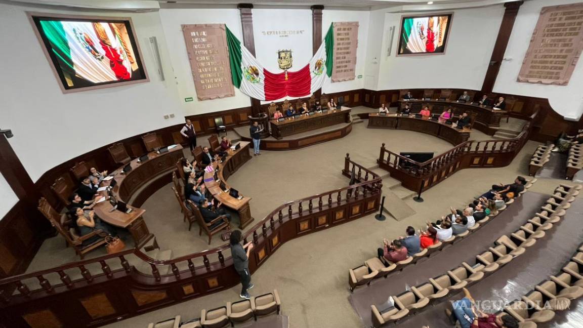 $!Participantes del 4° Parlamento LGBTIQ+ de Coahuila presentan propuestas ciudadanas en la Sala de Sesiones del Congreso del Estado.