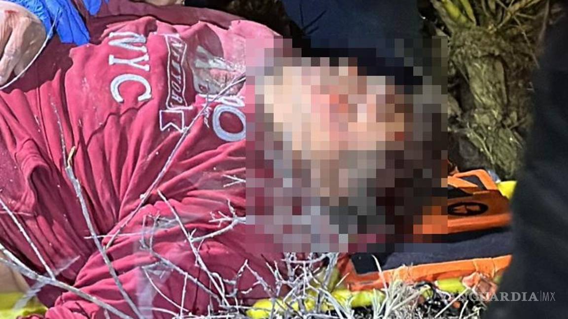 $!El casco del motociclista se rompió tras el impacto contra una roca.