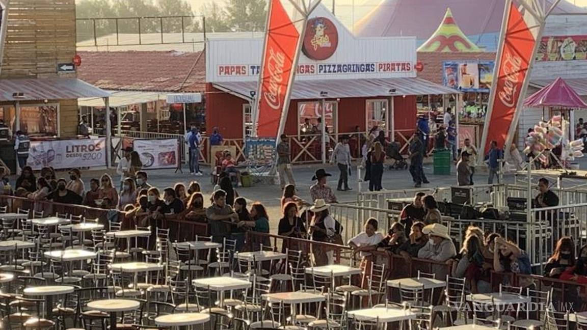 $!Fans de la banda permanecieron atentos al equipo de sonido y músicos que preparaban los instrumentos para llevar a cabo el concierto.