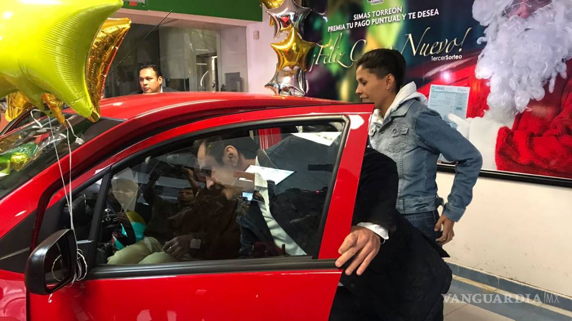 $!Entrega Simas Torreón auto al ganador del sorteo “Feliz Carro Nuevo”