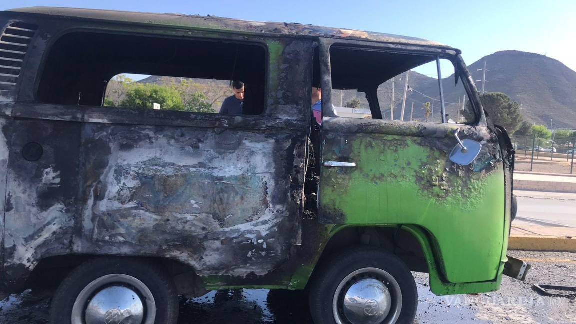 Incendio consume a combi ‘tuneada’ en carretera Torreón-Saltillo
