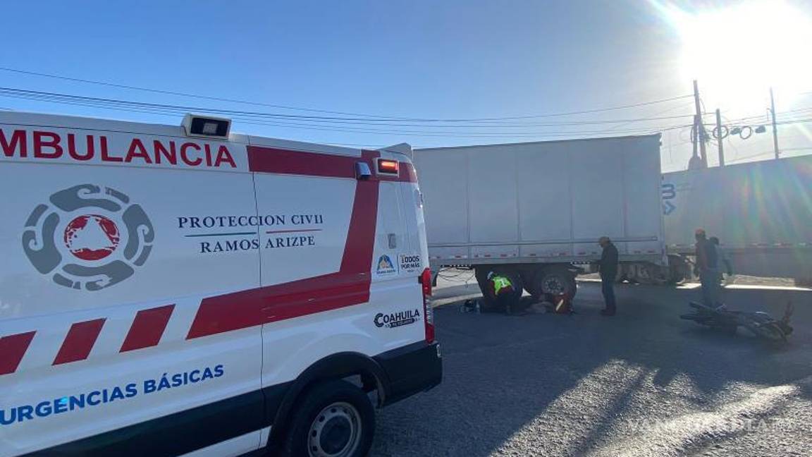 $!Paramédicos brindaron atención en el lugar y detectaron una posible fractura en la rótula derecha del afectado.