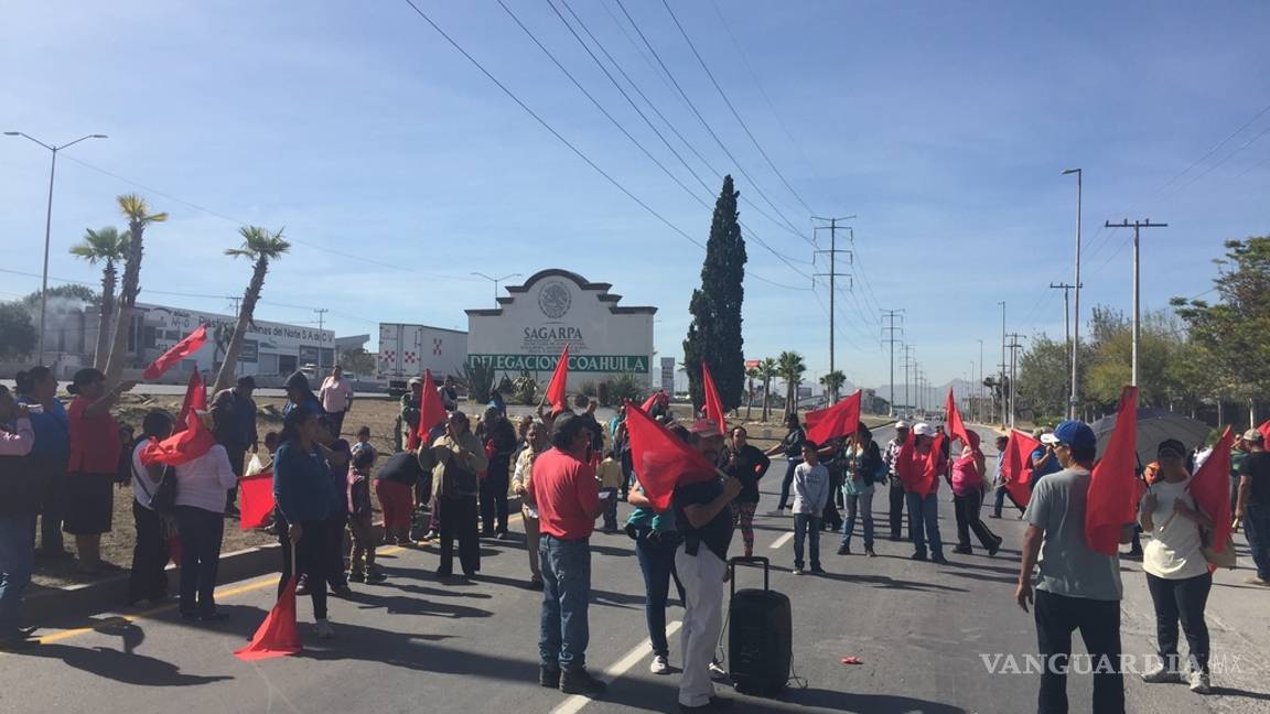 $!Antorcha campesina bloquea vialidades en evento de la SAGARPA