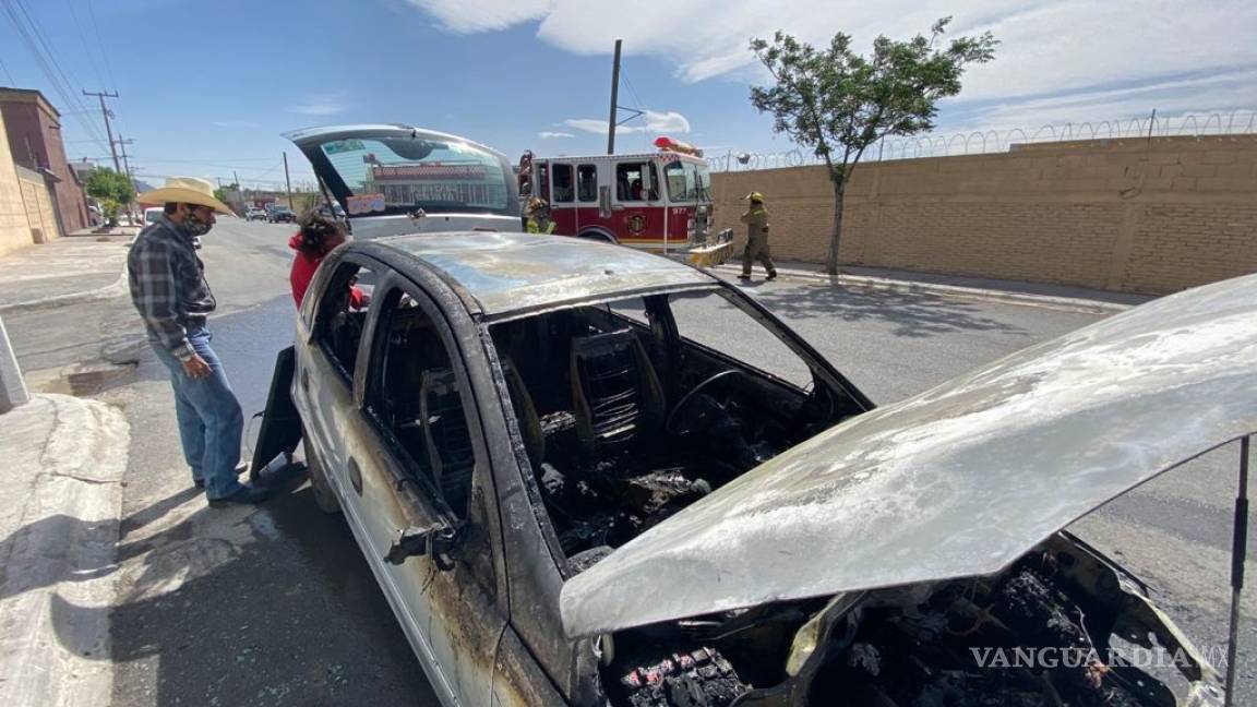 Se incendia vehículo mientras iba en marcha al sur de Saltillo