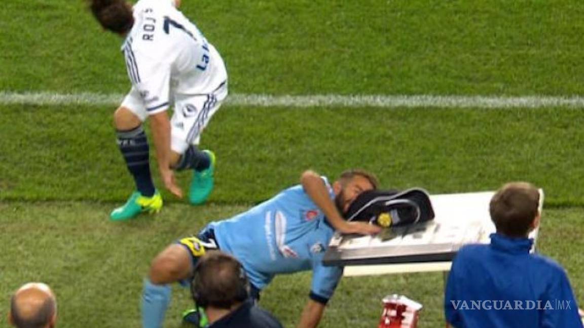 Futbolista sufre un golpe terrible con una mesa (video)