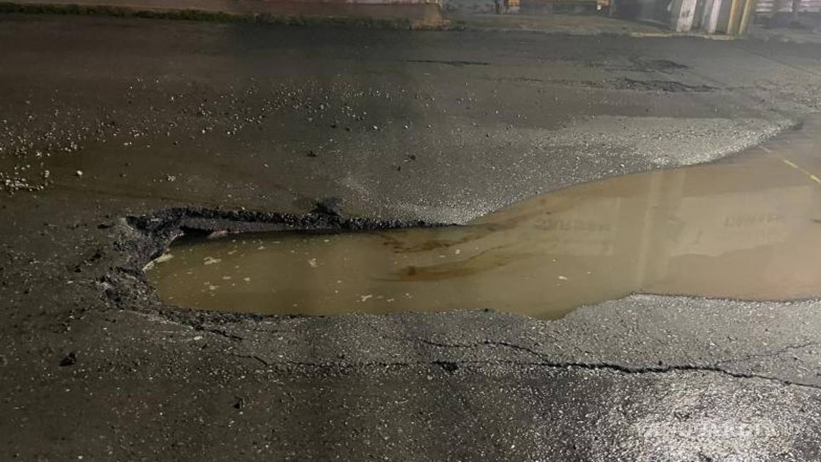 $!El “bache” no está visible y no existe señal alguna, creyó que se trataba de un simple charco de agua.