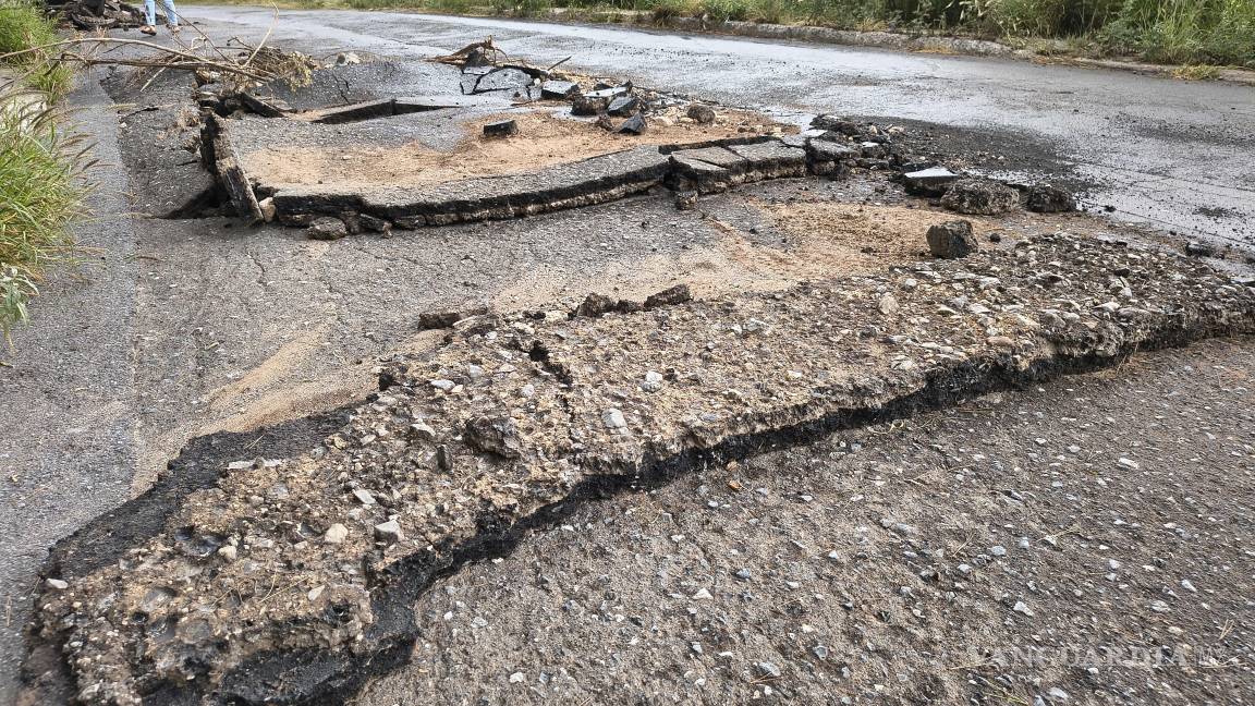$!Saltillo: Pavimento destrozado en Paseo del Cortijo deja riesgos para automovilistas y vecinos