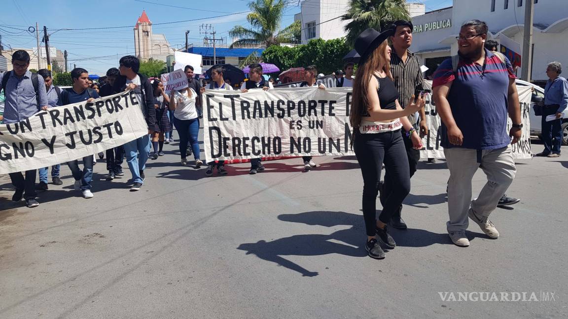 Protestan estudiantes en contra del alza al transporte en Torreón