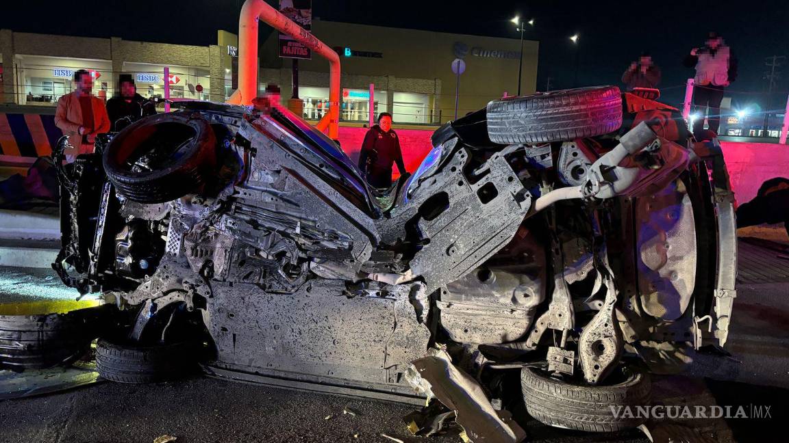 $!El vehículo impactó contra el muro de una plaza comercial y luego volcó, provocando daños materiales significativos.