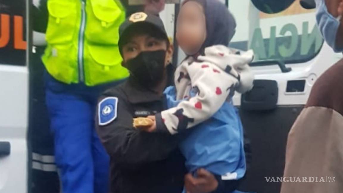 Policías resguardan a niño de dos años que deambulaba sobre Periférico, en CDMX
