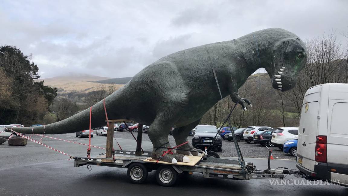 Compró un dinosaurio de plástico gigante y su casa se convirtió en atracción turística