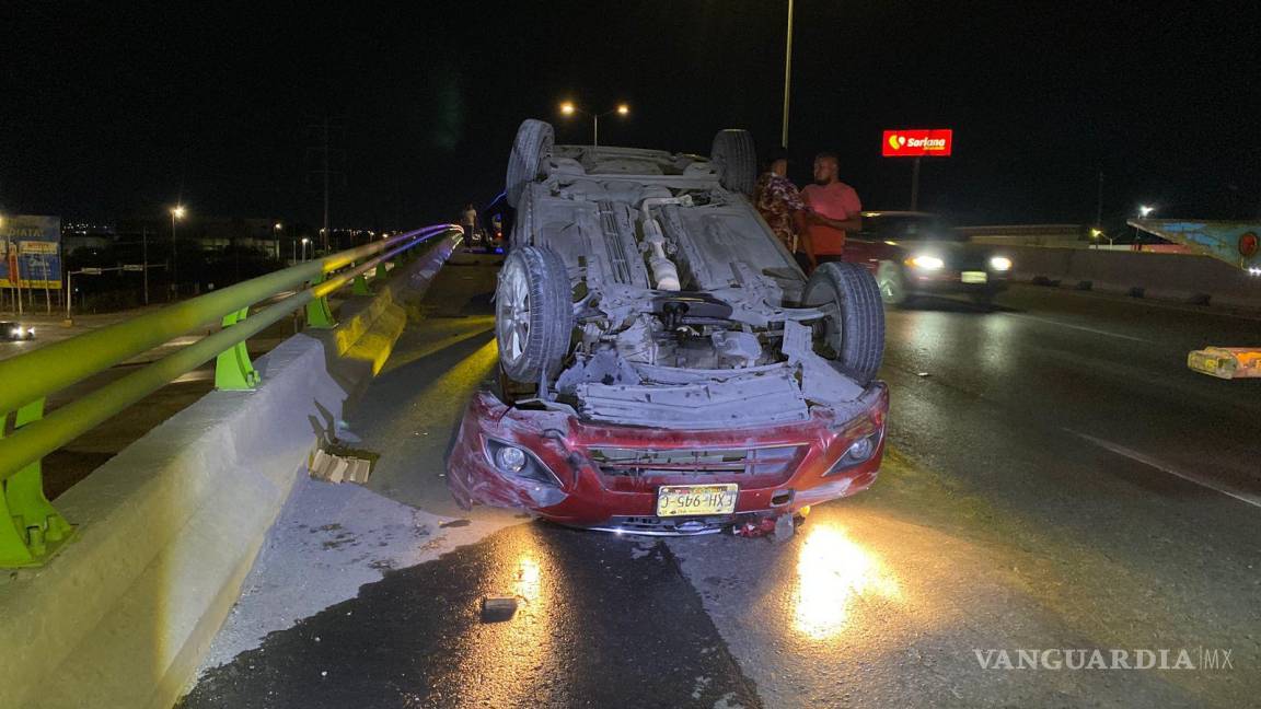 Joven conductor vuelca su auto tras impactarse con barras de contención, al oriente de Saltillo