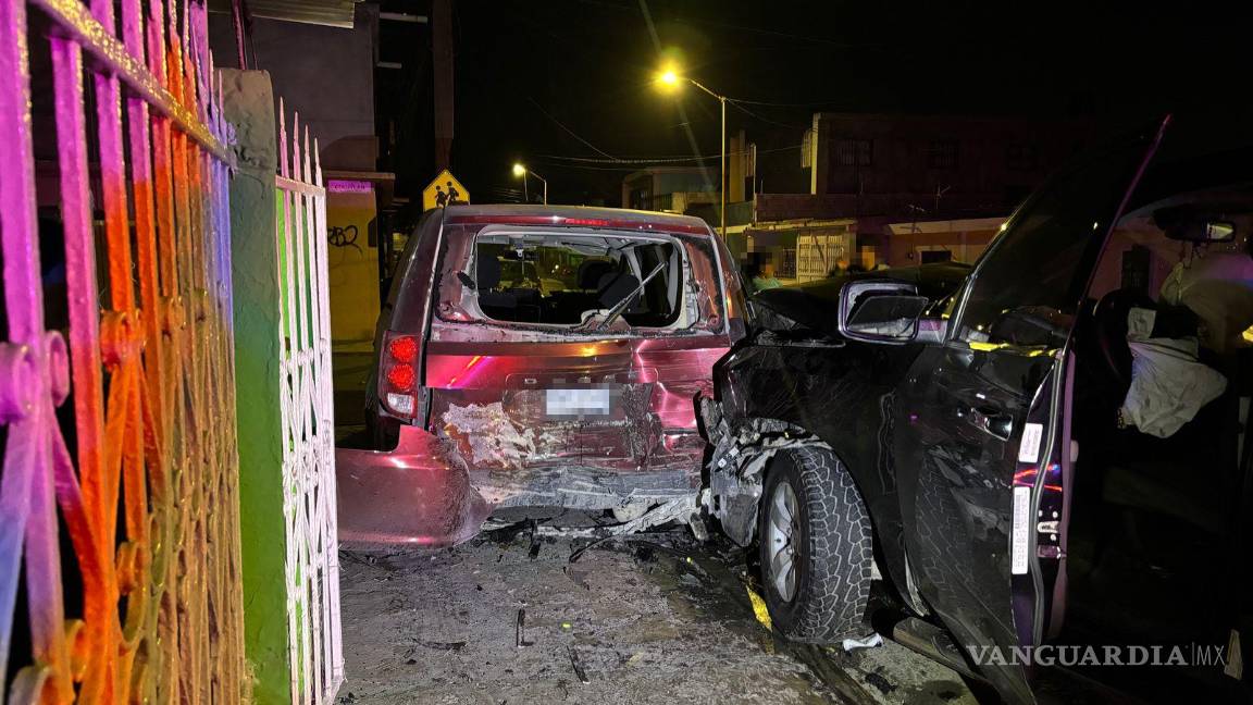 $!Aunque el choque fue aparatoso, las autoridades confirmaron que no hubo personas lesionadas en el percance.