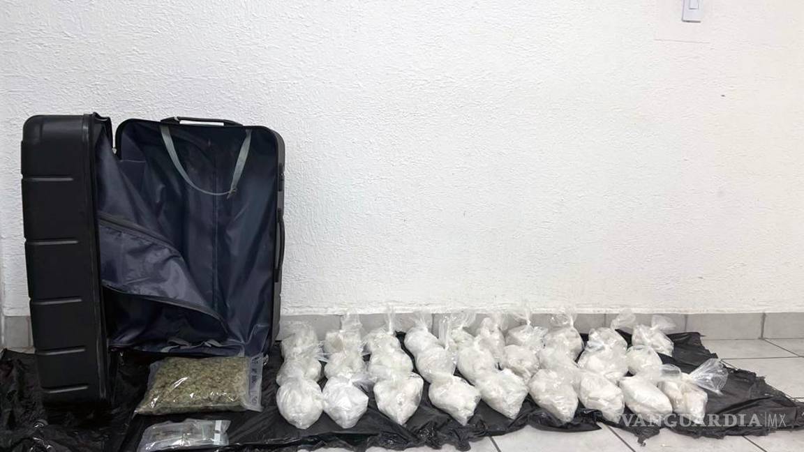 $!28 paquetes de cristal y dos bolsas con mariguana fueron detectadas en una maleta en la Central de Autobuses de Torreón.