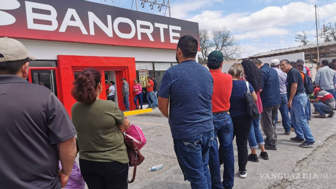 Usuarios hacen filas afuera de los bancos de Piedras Negras por medidas anticoronavirus