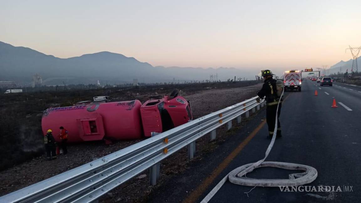 Vuelca pipa con diésel en carretera Monterrey-Saltillo, conductor abandona vehículo siniestrado
