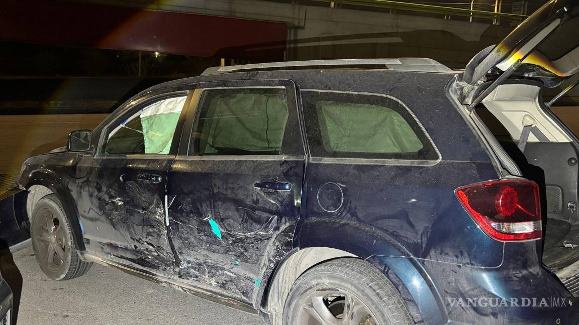 $!Elementos de Tránsito Municipal evaluaron los daños en la camioneta Dodge Journey afectada.