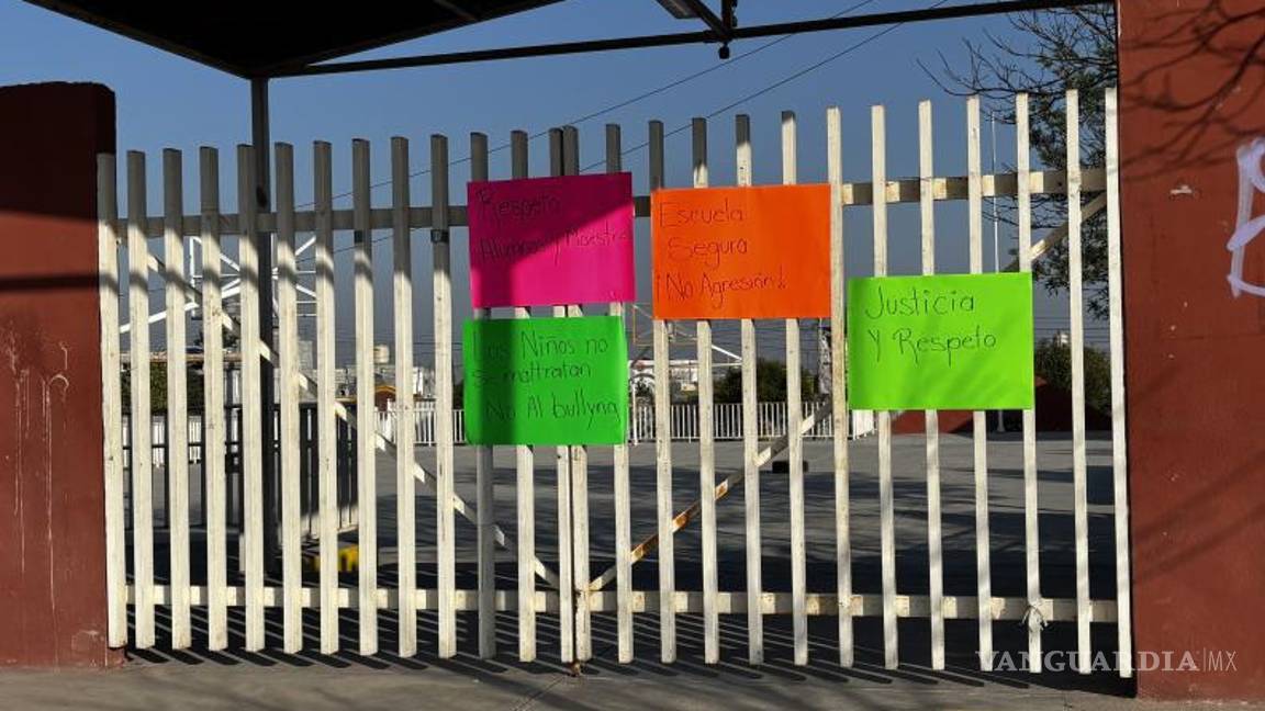 $!Los manifestantes colocaron carteles con mensajes como “Los niños no se maltratan” y “Escuela segura” en la entrada del plantel.