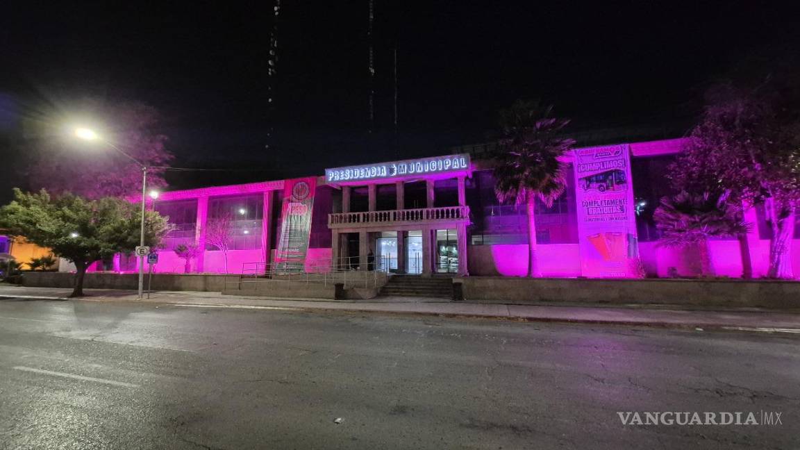 $!La fachada de la Presidencia Municipal de Saltillo se iluminó de rosa como símbolo de apoyo a la lucha contra el cáncer de mama durante el Mes de la Sensibilización.