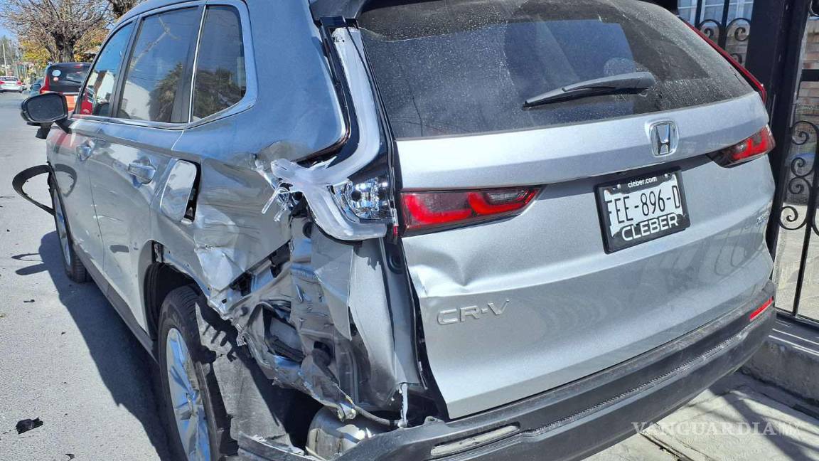 $!Eduardo “N” indicó que perdió el control de la unidad, lo que ocasionó que se impactara contra una camioneta Honda CR-V color gris.