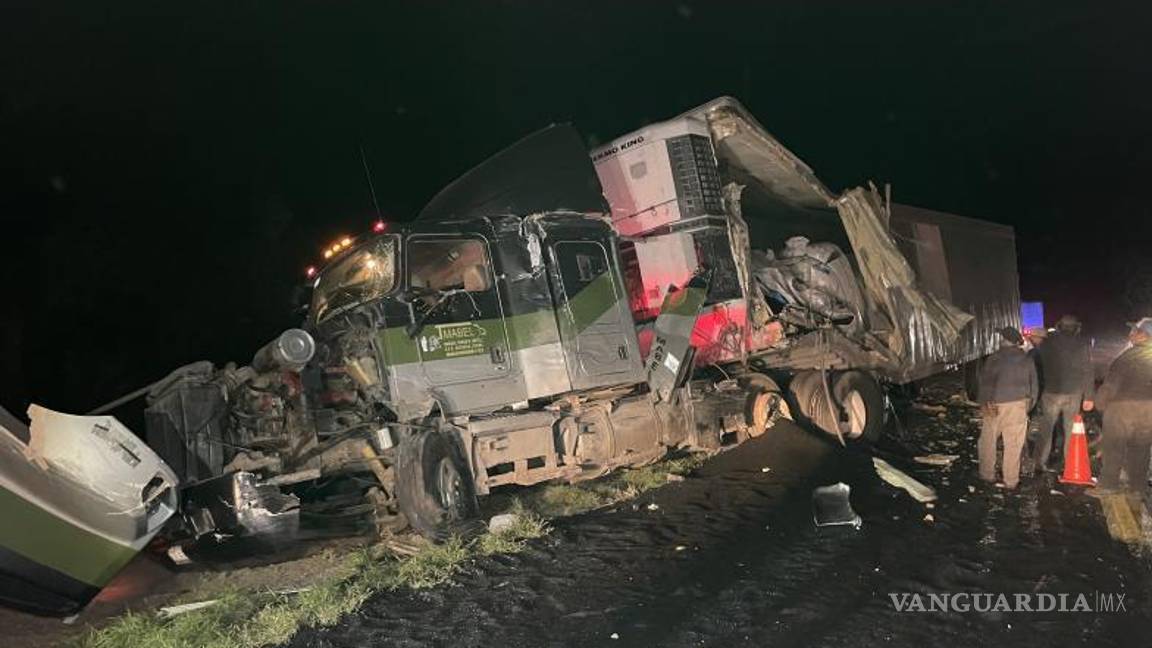 $!Tras recibir el impacto lateral; ambos conductores quedaron atrapados por varios minutos en las cabinas.