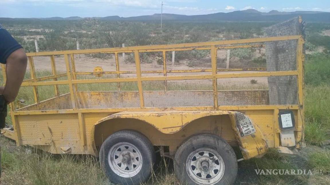 $!La camioneta Silverado, que remolcaba un tráiler amarillo, era tripulada por siete trabajadores; uno de ellos resultó herido.