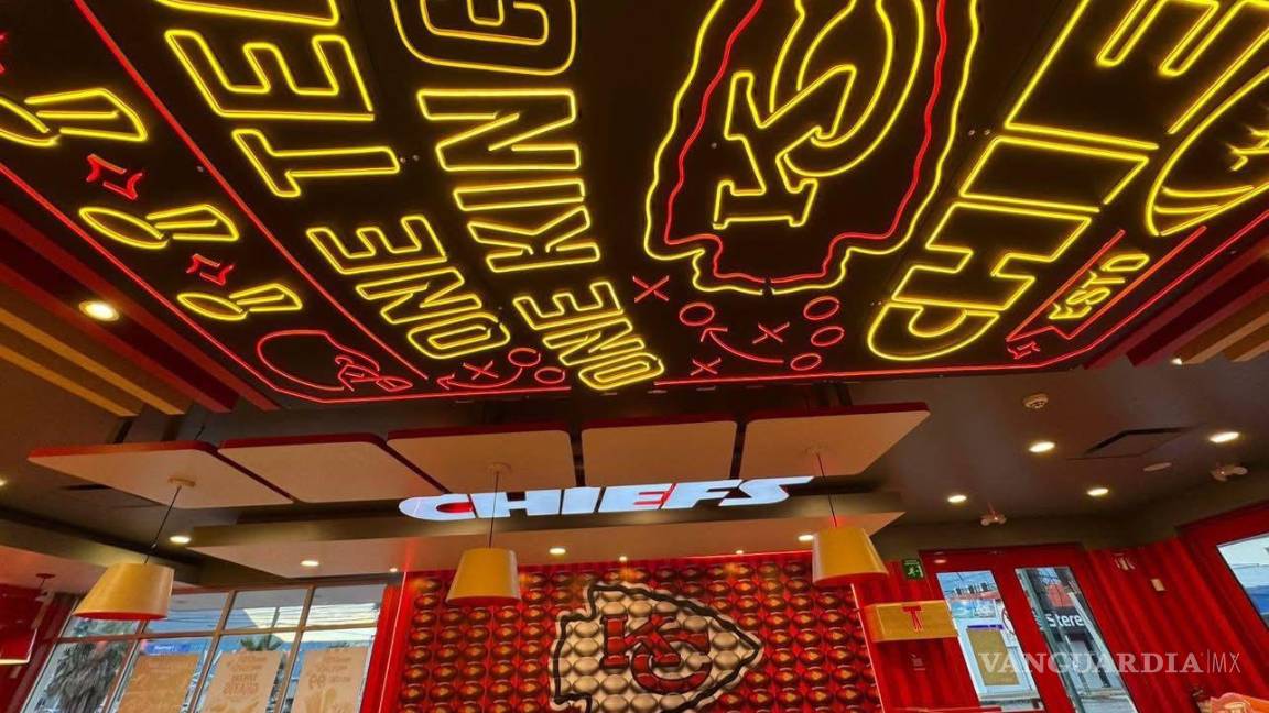 $!La sucursal KFC de Av. Chapultepec se convierte en un punto de reunión para los seguidores del equipo bicampeón del Super Bowl.