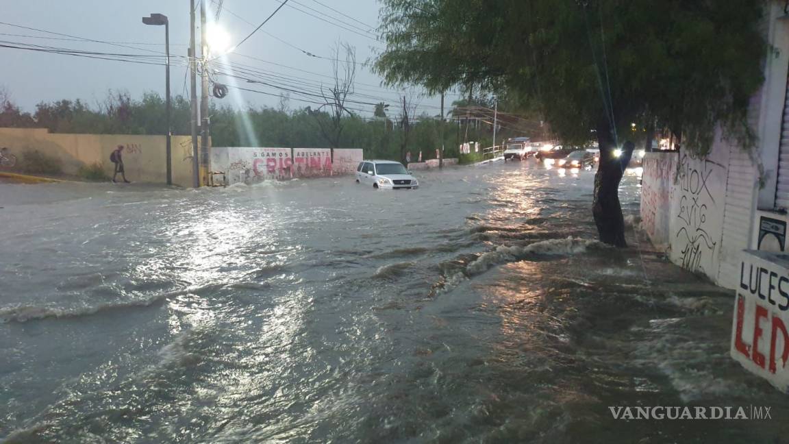 Lluvias y tormenta eléctrica azotan a Nuevo León