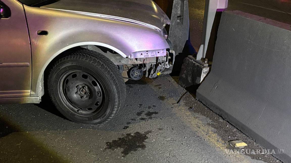 $!El vehículo responsable terminó estrellado contra una ballena de contención.