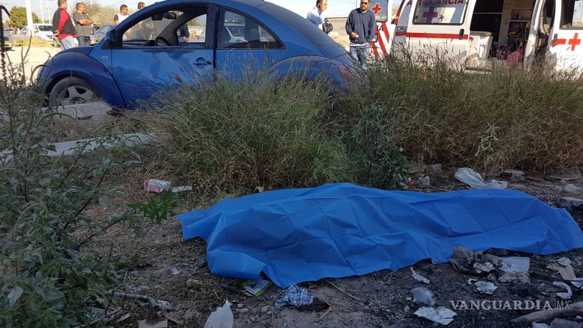 Auto de mujer impacta a dos hombres en Torreón