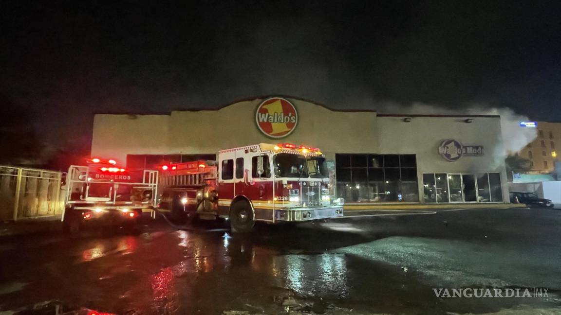 Incendio consume tienda Waldos ubicada al sur de Saltillo