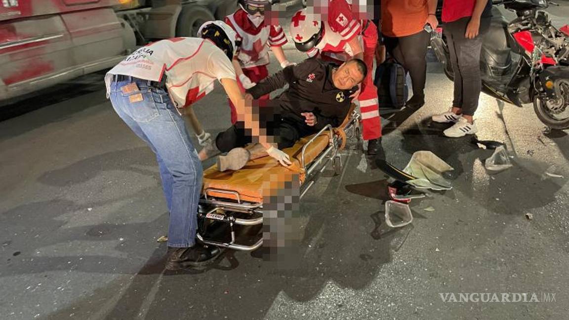 $!El conductor de la motocicleta no pudo incorporarse debido a sus lesiones y tuvo que ser inmovilizado por los socorristas.