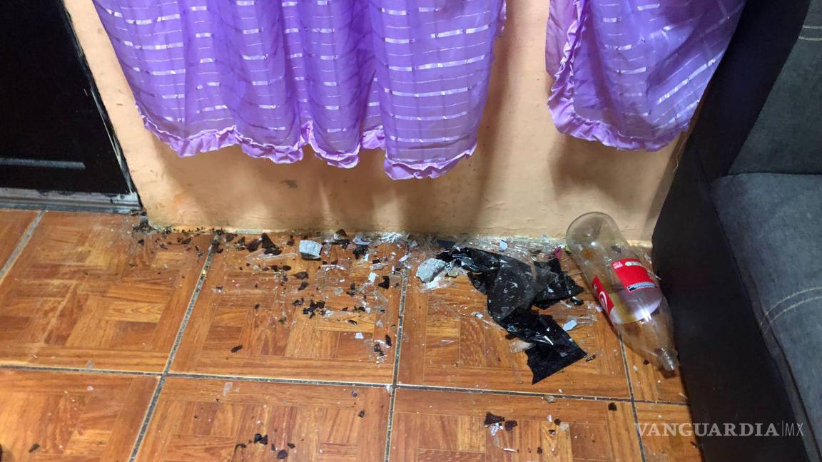 $!Los taxistas intentaron ingresar al domicilio lanzando piedras y destrozando un automóvil de la marca Nissan que se encontraba en la cochera.