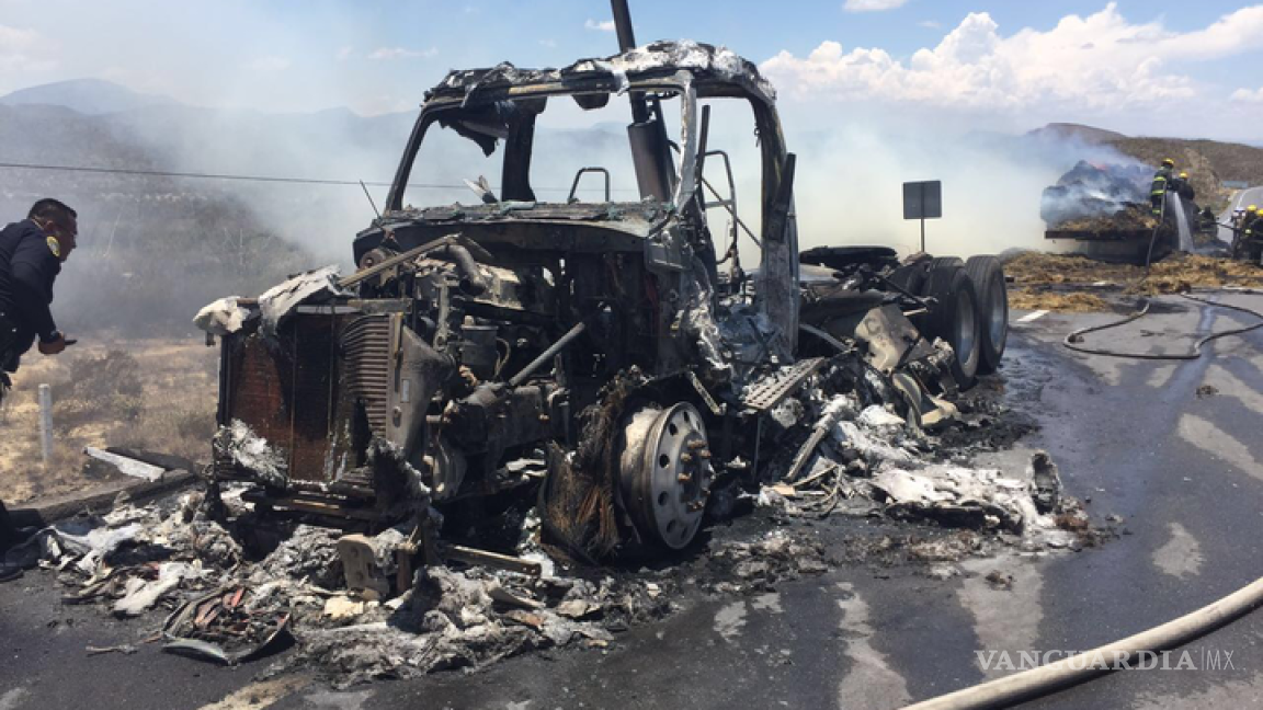 Se incendia trailer en la carretera a Monclova