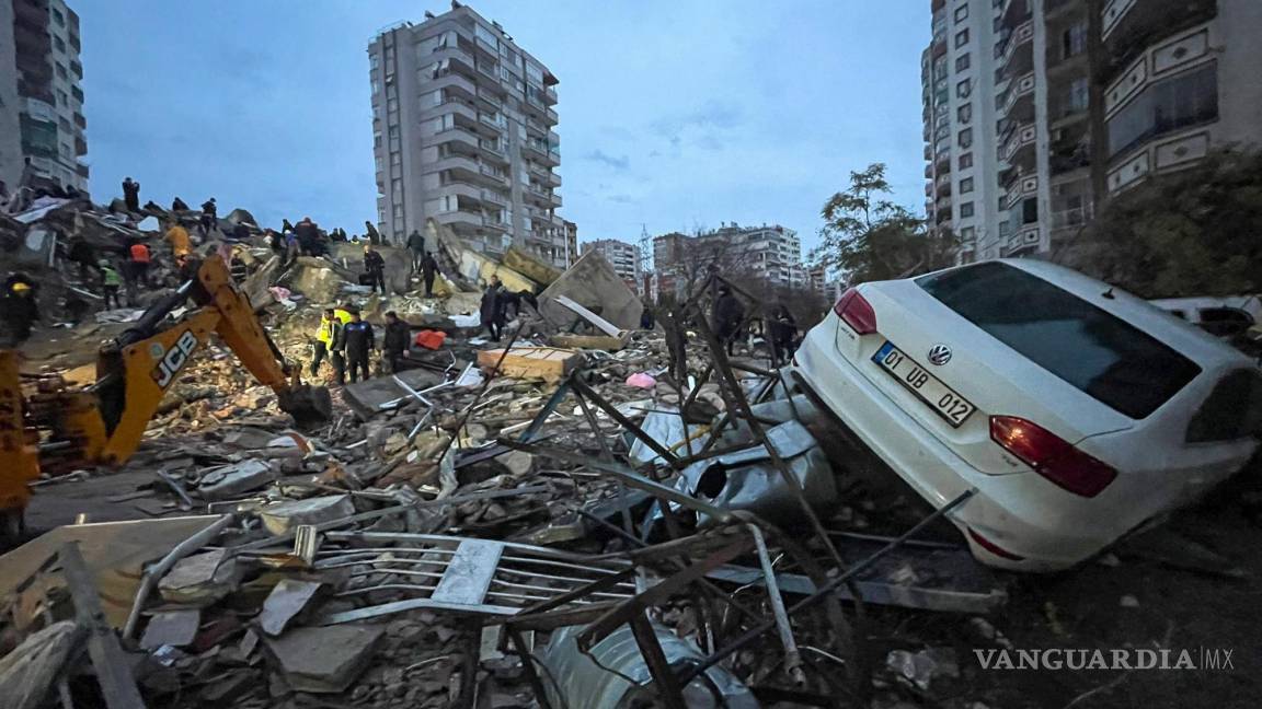 Suman 4 mil 365 muertos por terremoto en Turquía