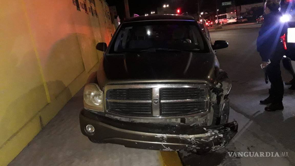 Conductor de camioneta choca a auto y lesiona a tripulantes en bulevar de Ramos Arizpe
