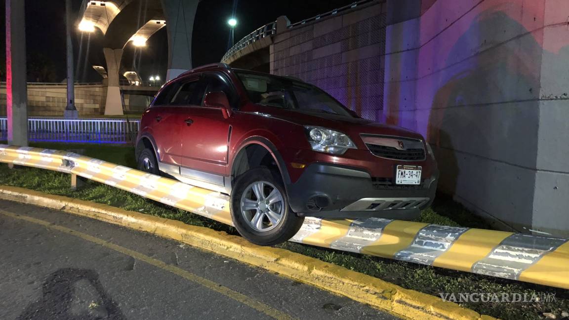 Choca y abandona su vehículo en el Distribuidor Vial de V. Carranza en Saltillo