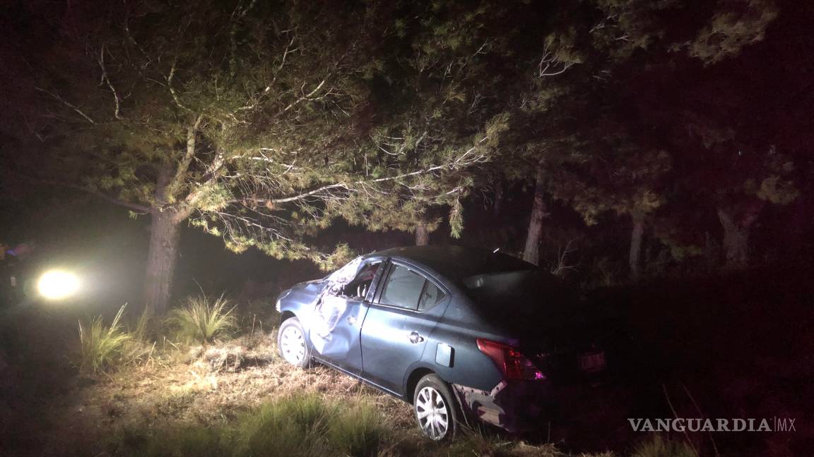$!Conductor sale del camino y choca contra árbol, en carretera a Huachichil