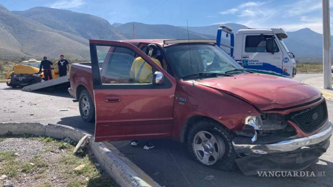 $!El accidente dejó herida a una pasajera de la camioneta, llamada Carolina N., quien sufrió lesiones graves.