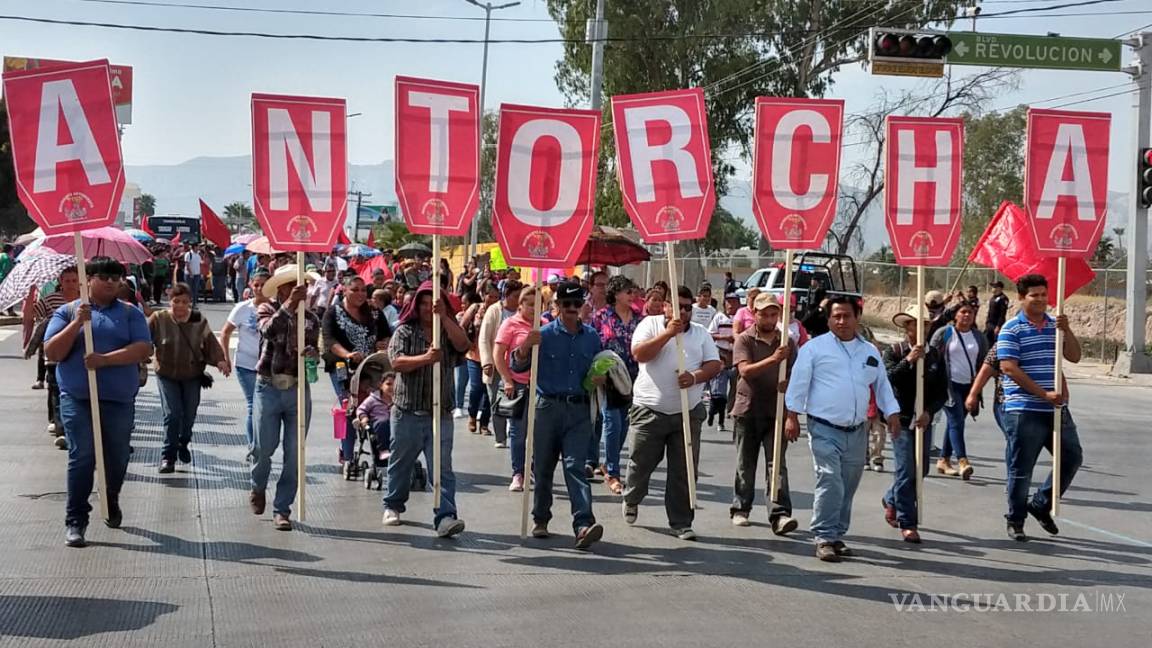 'Antorchistas' se manifiestan en oficinas de Infonavit Torreón