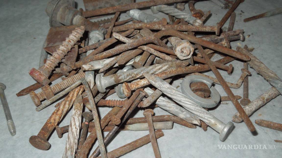 $!A diario, cientos de conductores enfrentan riesgos por metales tirados en caminos y avenidas, muchos de ellos provenientes de vehículos que transportan materiales sin asegurarlos correctamente.