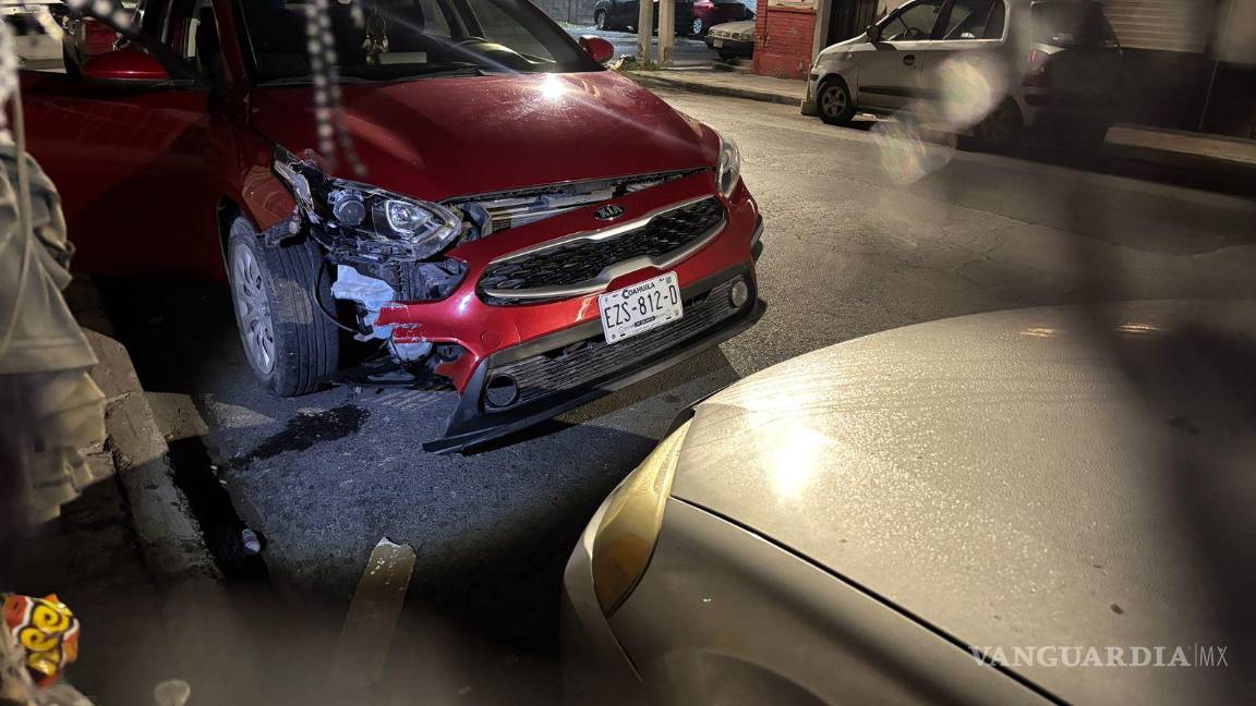 $!Automóvil Kia Forte terminó dañado tras impactarse contra un remolque estacionado en la colonia.