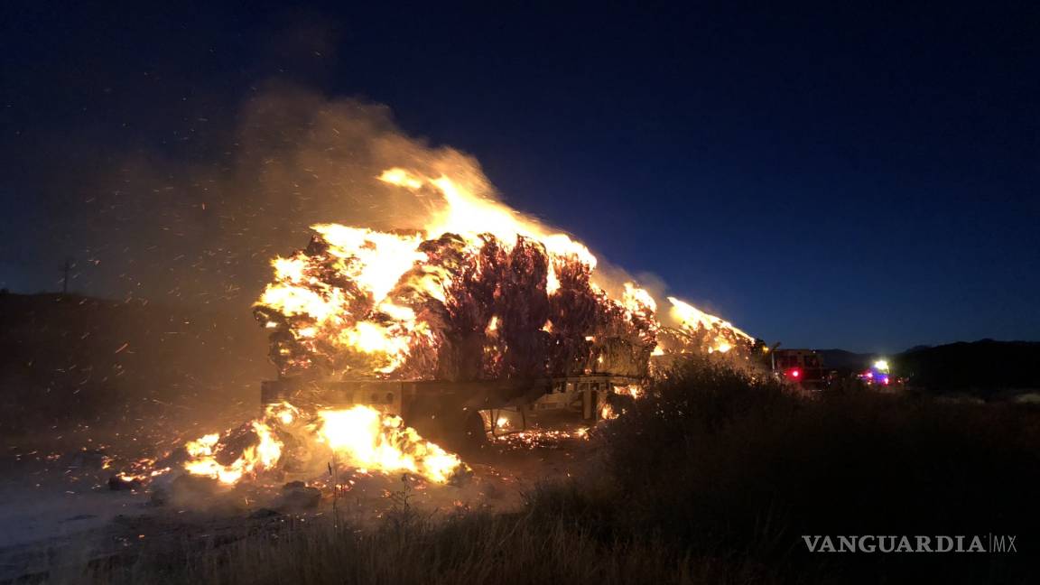Se incendia tráiler en la carretera Saltillo - Torreón; provoca tránsito lento